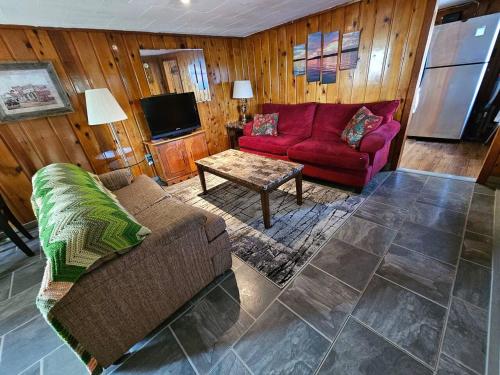 GwinnTwin Pines Lake House的客厅配有沙发和桌子