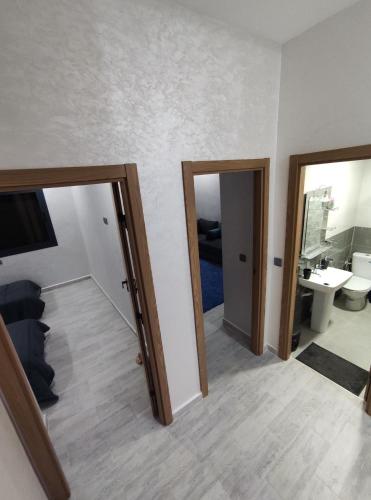 伊穆泽尔杜坎达Chalet villa QUE POUR LES FAMILLES的带两面镜子的客房和带水槽的浴室