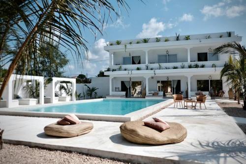 吉汶瓦Antares Villa的别墅前设有游泳池