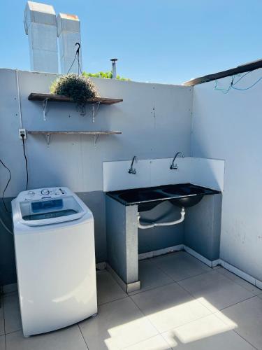 马卡帕Hostel Meio do Mundo的一间带水槽和垃圾桶的浴室