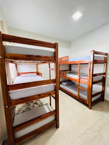马卡帕Hostel Meio do Mundo的宿舍间设有两张双层床,
