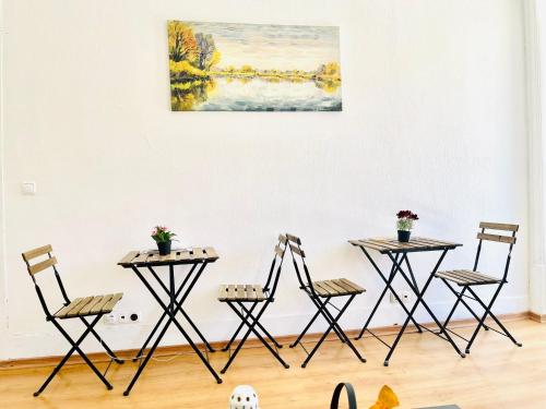 里斯本SwissLisbon Guest House的墙上画的桌子和椅子