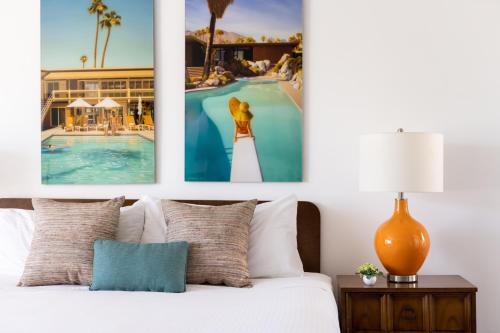 棕榈泉Del Marcos Hotel, A Kirkwood Collection Hotel的卧室配有一张墙上三幅照片的床