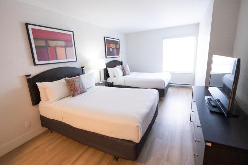 渥太华商旅套房酒店的酒店客房设有两张床和窗户。