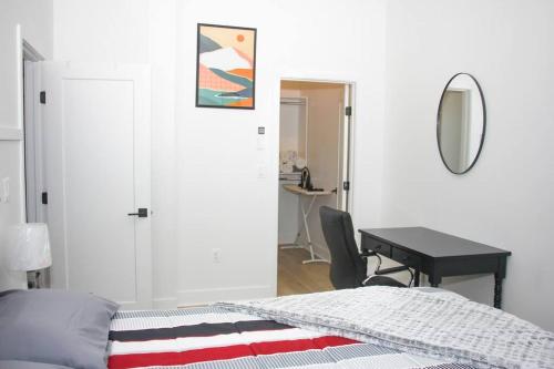 巴尔的摩Comfy Cozy and Cute的一间卧室配有一张床、一张桌子和一张桌子