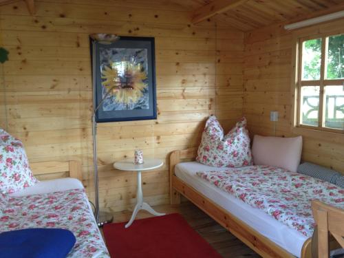 HohnstorfSommersitz的小木屋内带两张床的房间