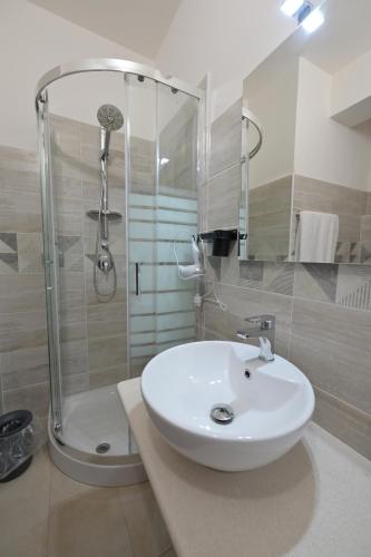 TrieiEliseo's rooms的浴室配有白色水槽和淋浴。