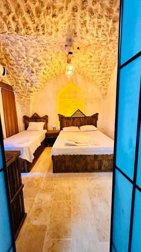 尚勒乌尔法Serce Konagi的石头房中带两张床的房间