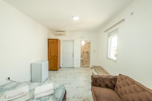 乌尔齐尼Apartmani Medovic的带沙发和门的客厅