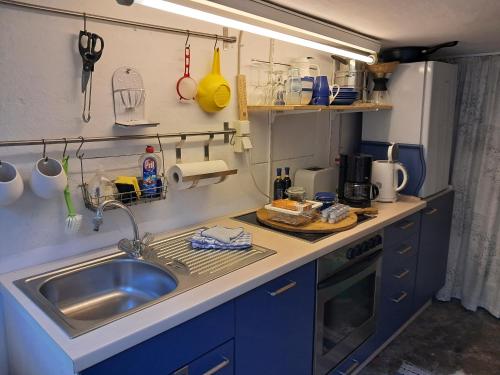 HohnstorfSommersitz的一个带水槽和台面的小厨房