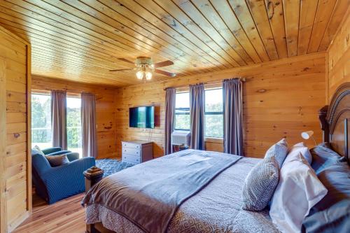 哈里森Secluded Harrison Retreat Near Buffalo Natl River的一间卧室设有一张床和木制天花板