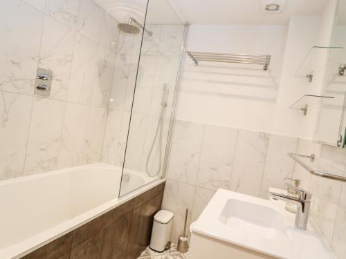法尔茅斯16 Arwenack Street的白色的浴室设有浴缸和水槽。