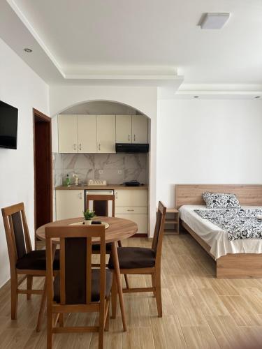 索科矿泉村Apartments Božinović的厨房以及带桌子和床的用餐室。