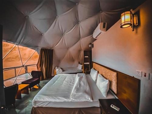 瓦迪拉姆Star rum的帐篷内一间卧室,配有一张大床