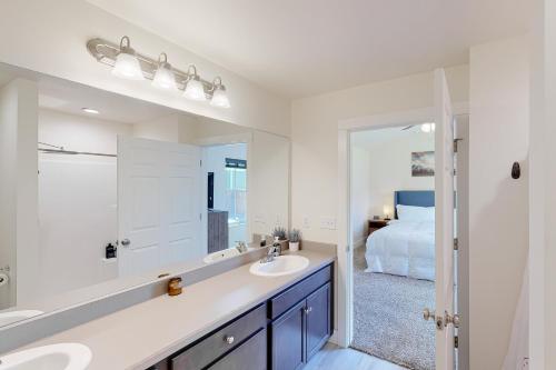 贝尔格莱德Bridger View Retreat的一间带两个盥洗盆和大镜子的浴室