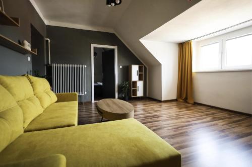 斯维塔维Vila Benetton的客厅配有黄色的沙发和桌子