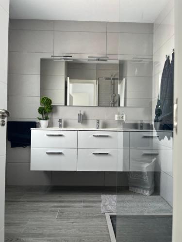 蒂亚斯MYM的浴室设有2个水槽和镜子