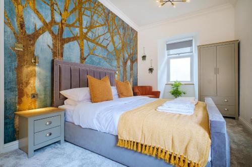 鲍内斯温德米尔Canon Craig, Luxurious Lakeland stone Cottage的卧室配有一张挂在墙上的树壁床。