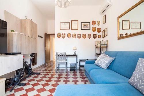 阿沃拉Tonsorim Affitti brevi的客厅配有蓝色的沙发和桌子