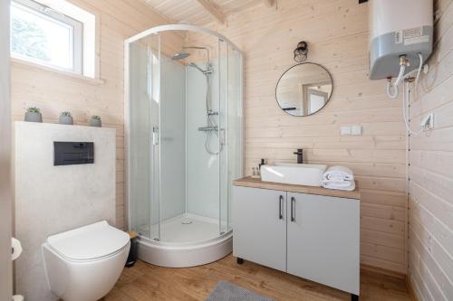 詹塔尔Natura Jantar - Całoroczne domy drewniane的带淋浴、卫生间和盥洗盆的浴室