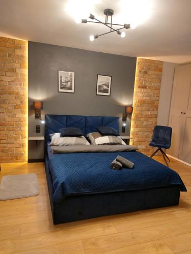 乔左维尔考普尔斯基FRIENDS House的一间卧室配有蓝色的床和蓝色的毯子