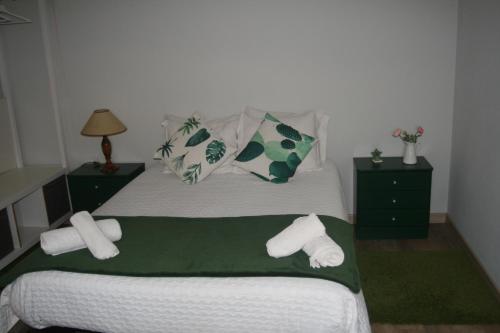 梅桑弗里乌Casa da Oliveira的一间卧室配有带毛巾的床