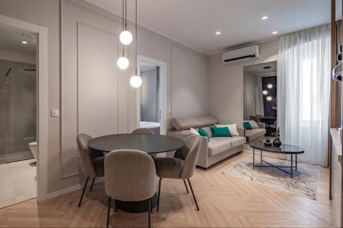 里耶卡Upper Premium Apartments的客厅配有桌子和沙发