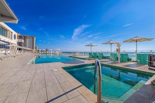 代托纳海滩Daytona Grande Oceanfront Resort的海景游泳池
