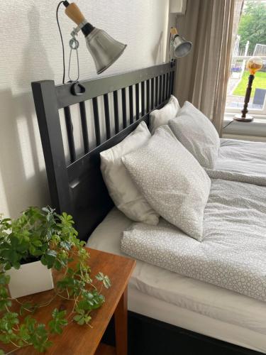 格兰纳Gårdshus - best location in the center of Gränna的一间卧室配有一张带台灯和桌子的床