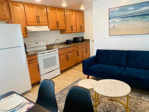 大洋城Blue Diamond Apt 26th St Unit 2的一间带蓝色沙发的客厅和一间厨房