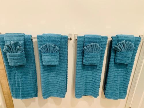 大洋城Blue Diamond Apt 26th St Unit 2的浴室内架上的四条毛巾