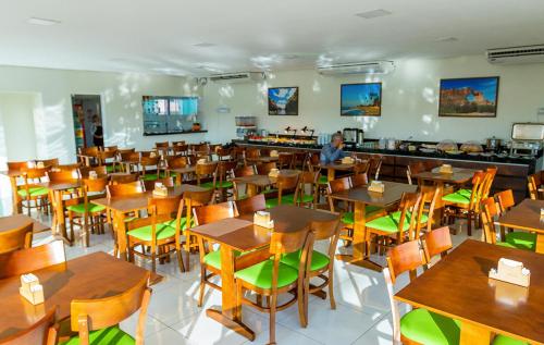 特雷西纳RILL HOTEL BY UCHÔA的用餐室配有木桌和椅子