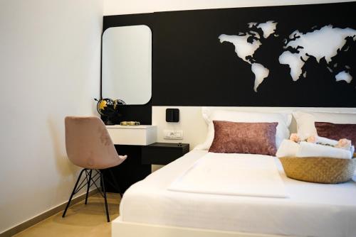 RebićiVilla Istra Relax Diamond的卧室的墙上贴有黑白世界地图