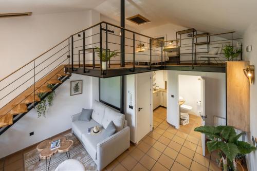 阿尔卡拉拉雷亚尔Casa el Aguardentero的一间带楼梯和沙发的客厅