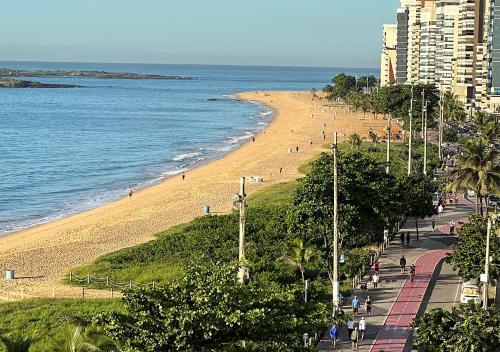 维拉维尔哈Apartamento Renovado na beira da Praia的海边的海滩,人们在海滩上散步