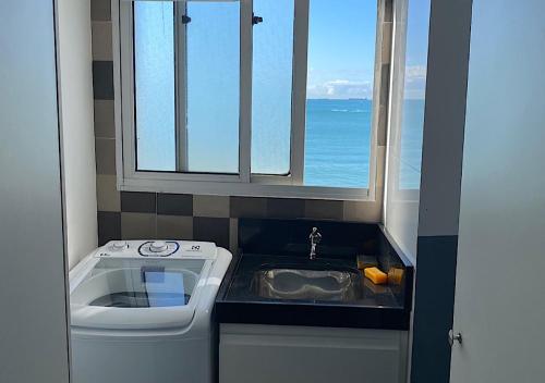 维拉维尔哈Apartamento Renovado na beira da Praia的一个带水槽和窗户的小厨房