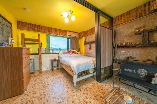 宜兰市兔窩很Chill的一间卧室设有一张床和一个壁炉。