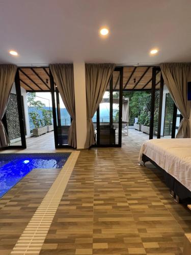 圣希尔Palmar San Gil的一间卧室设有一张床和一个游泳池