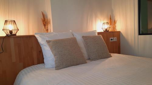 蓬托尔松Gîte Pontors'home Mont Saint-Michel的一间卧室配有带白色床单和枕头的床。