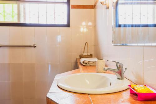 布琼布拉杰丁特瑞考酒店的一间带水槽和窗户的浴室