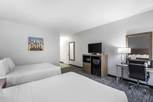 MascoutahBest Western Plus MidAmerica Hotel的酒店客房设有两张床和一台平面电视。