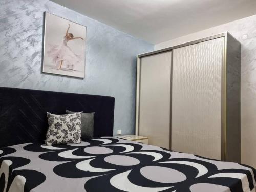 洛泽内茨Oazis resort lux vip apartament的一间卧室配有一张带黑白色棉被的床