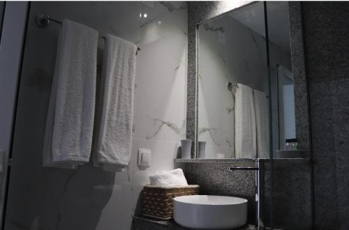 斯基亚索斯镇Fiosal Apartments 2的一间带水槽和镜子的浴室