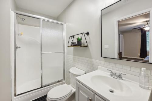 梅肯Macon Cottage with Porch - 2 Mi to Downtown!的带淋浴和盥洗盆的白色浴室