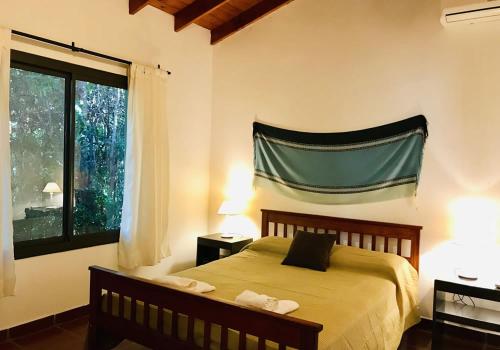 梅洛Cabañas El Francés的一间卧室设有一张床和一个大窗户