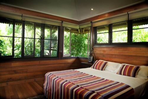 米申海滩Bella Coola - Lillooet - Absolute Beachfront的一间卧室配有带窗户的床