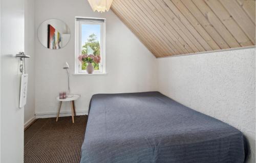 博托比1 Bedroom Nice Apartment In Idestrup的一间卧室设有一张床和一个窗口