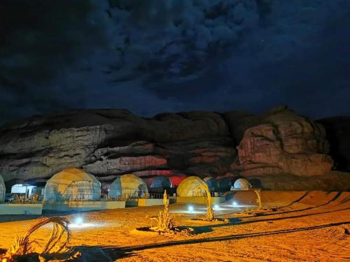 瓦迪拉姆orbit camp 2的一群夜晚在沙漠中的圆顶