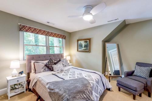 索尔兹伯里Schumaker Pond Paradise的卧室配有床、椅子和窗户。