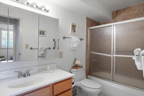 怀卢库Kanai A Nalu 214的浴室配有卫生间、盥洗盆和淋浴。